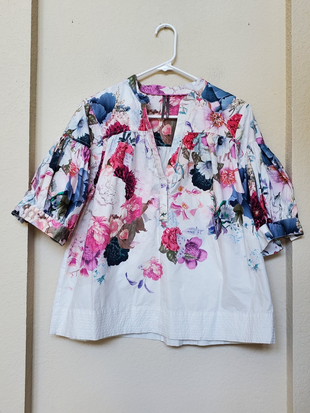 Anthropologie White Floral Split-Neck Blouse.  Size Large